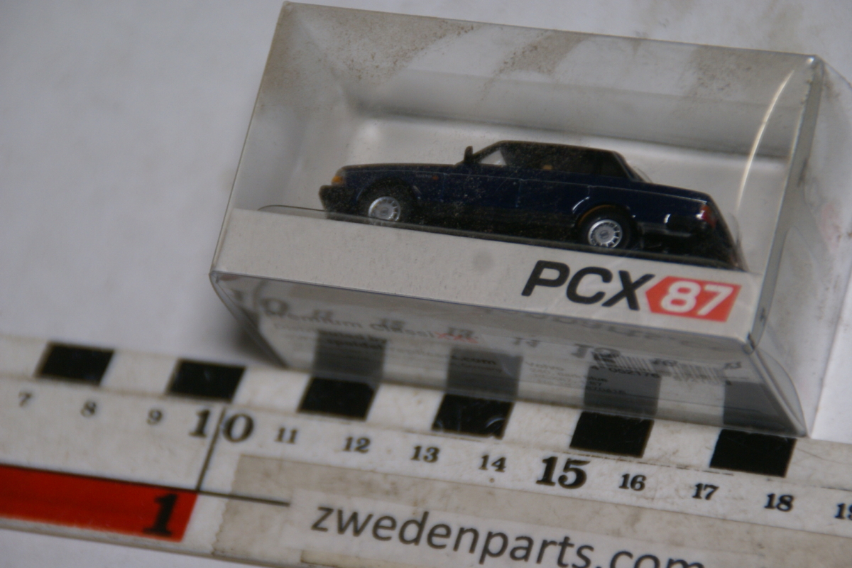 DSC05071 miniatuur Volvo 240 244 blauw 1op87 PCX nr 416 MB