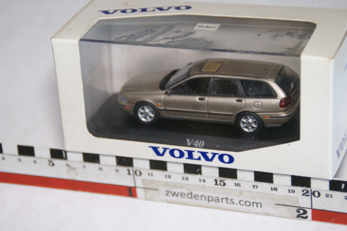 DSC05084 miniatuur Volvo V40 1op43 Minichamps nr 280586 MB