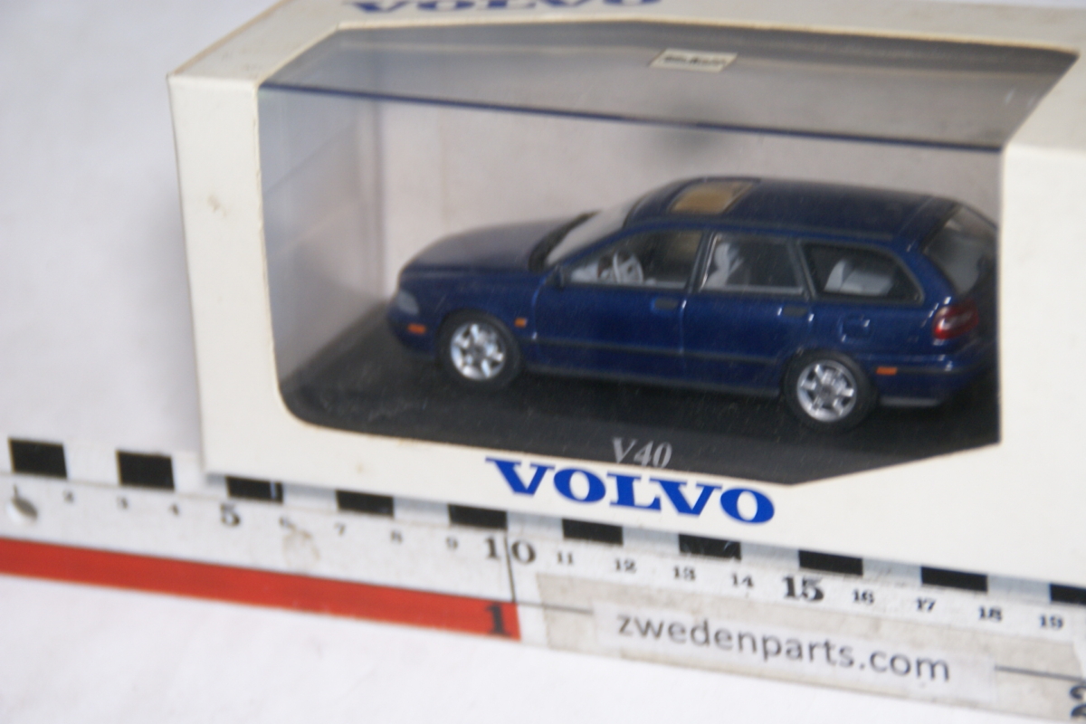 DSC05086 miniatuur Volvo V40 blauw 1op43 Minichamps nr 280586 MB