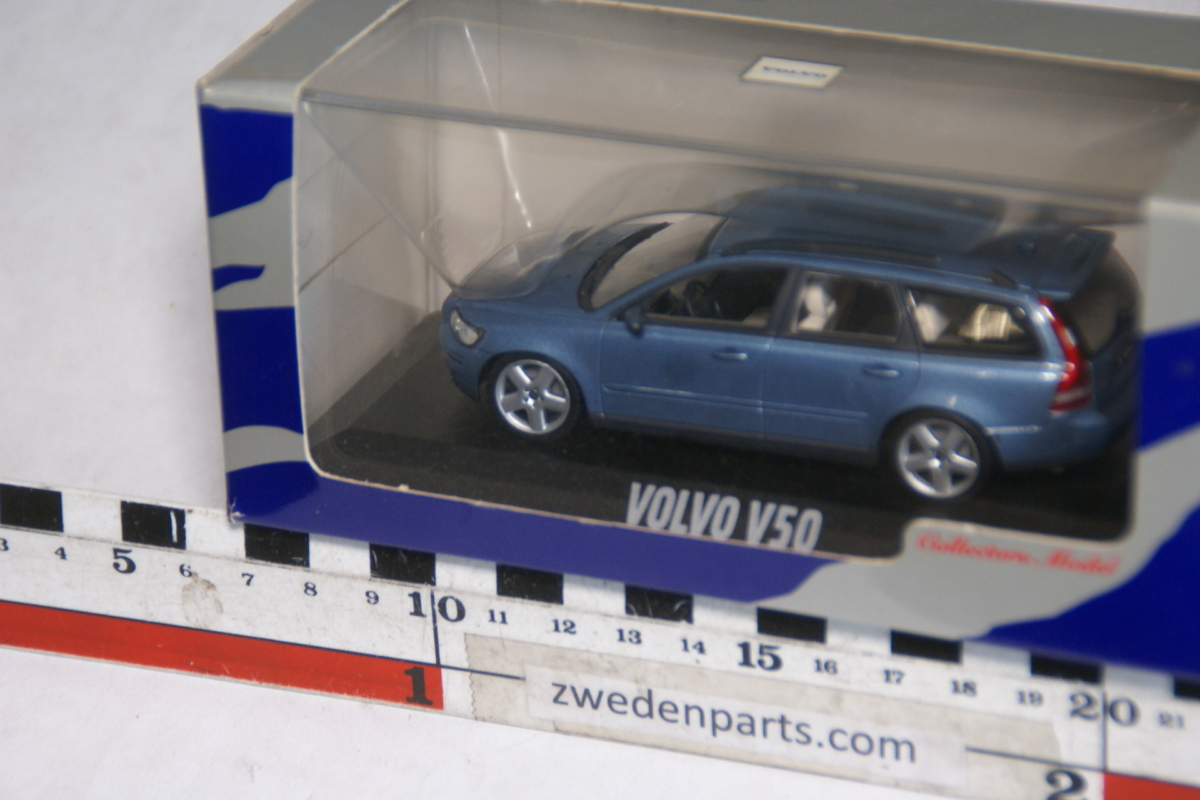 DSC05088 miniatuur Volvo V50 blauw 1op43 Minichamps MB