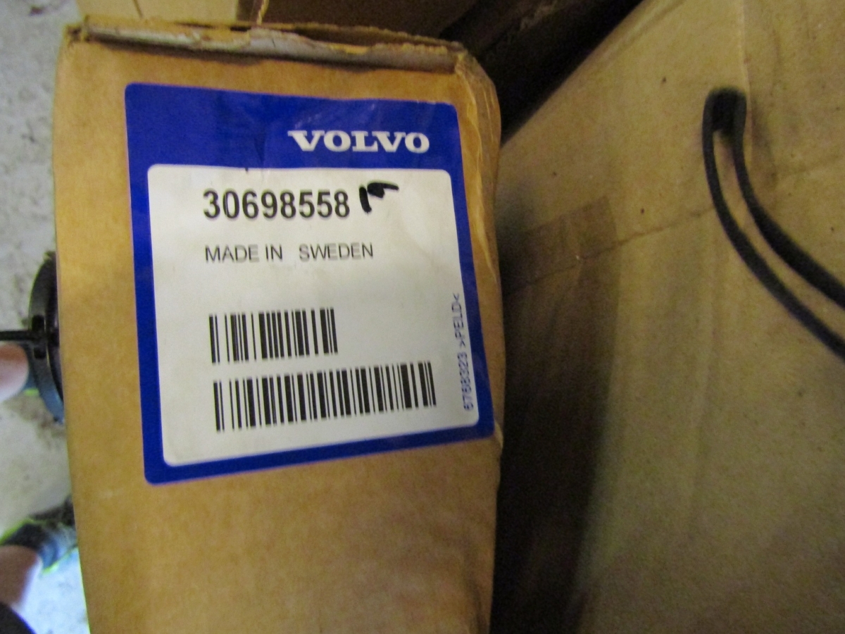 IMG_4015 verstevigingsbeugel origineel Volvo  artikelnr. 30698559 NOS 75