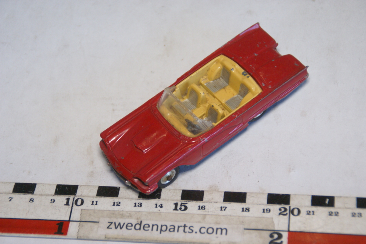 DSC04857 miniatuur Ford Thunderbird rood  origineel Corgi Toys 1op43