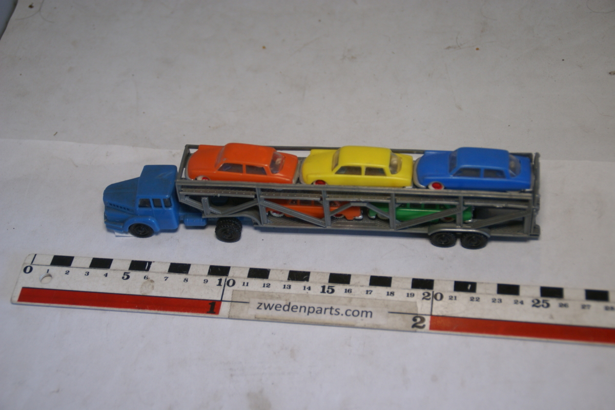 DSC04859 miniatuur Unic oplegger met 5 auto's wo. Citroen DS blauw  origineel ca. 1op87