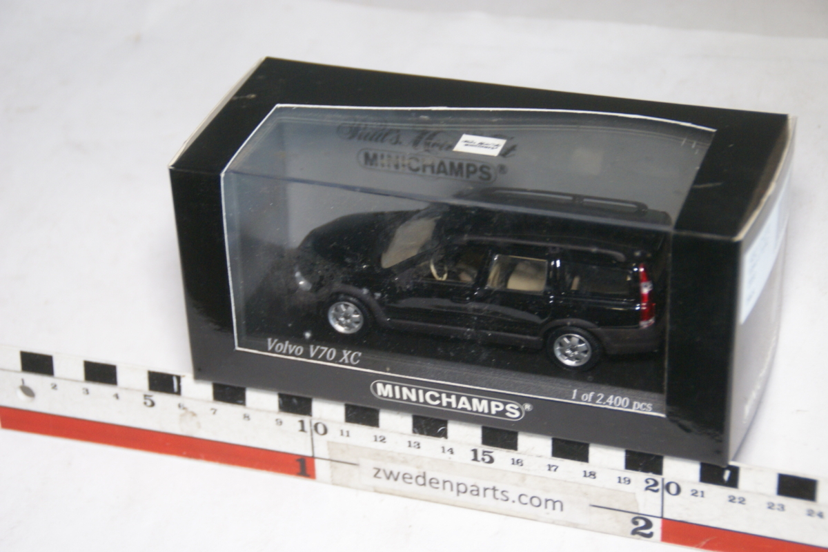 DSC05123 miniatuur Volvo XC70 zwart 1op43 Minichamps nr 171270 MB