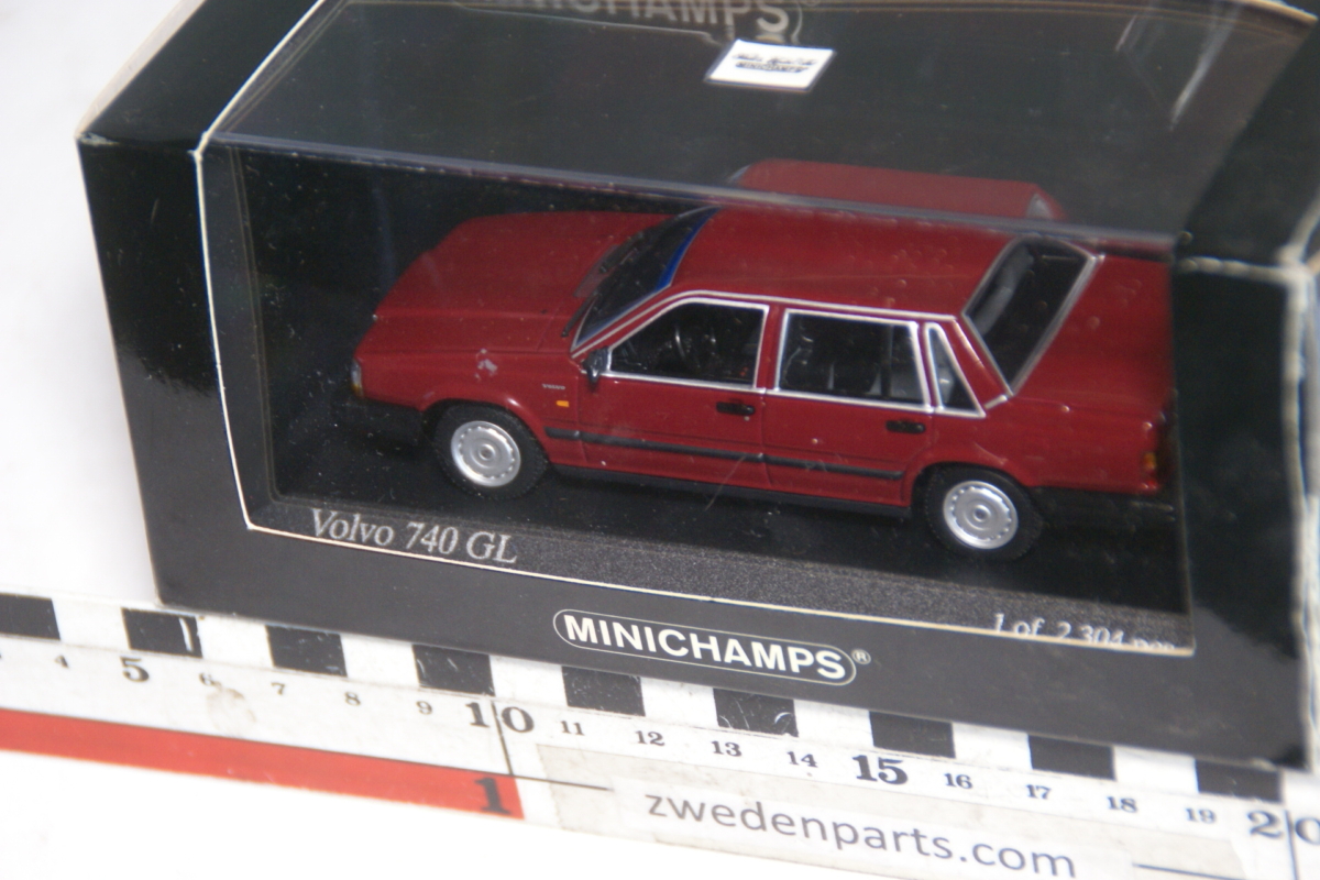 DSC05127 miniatuur Volvo 740GL rood 1op43 Minichamps nr 171700 MB