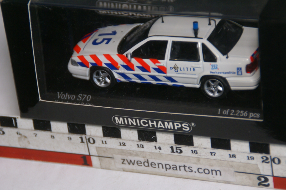 DSC05131 miniatuur Volvo S70 politie Nederland 1op43 Minichamps nr 171890 MB