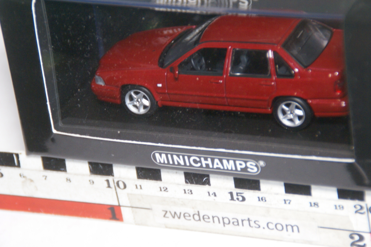 DSC05133 miniatuur Volvo S70 rood m 1op43 Minichamps nr 171800 MB