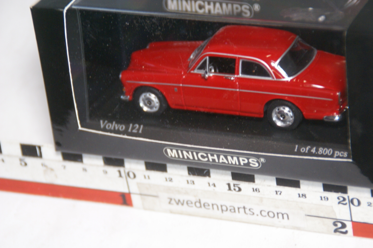 DSC05137 miniatuur Volvo Amazon 121 rood 1op43 Minichamps nr 171000 MB