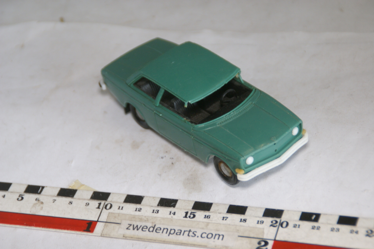 DSC05143 miniatuur 1966 Volvo142 groen ca. 1 op 32, Stahlberg made in Finland
