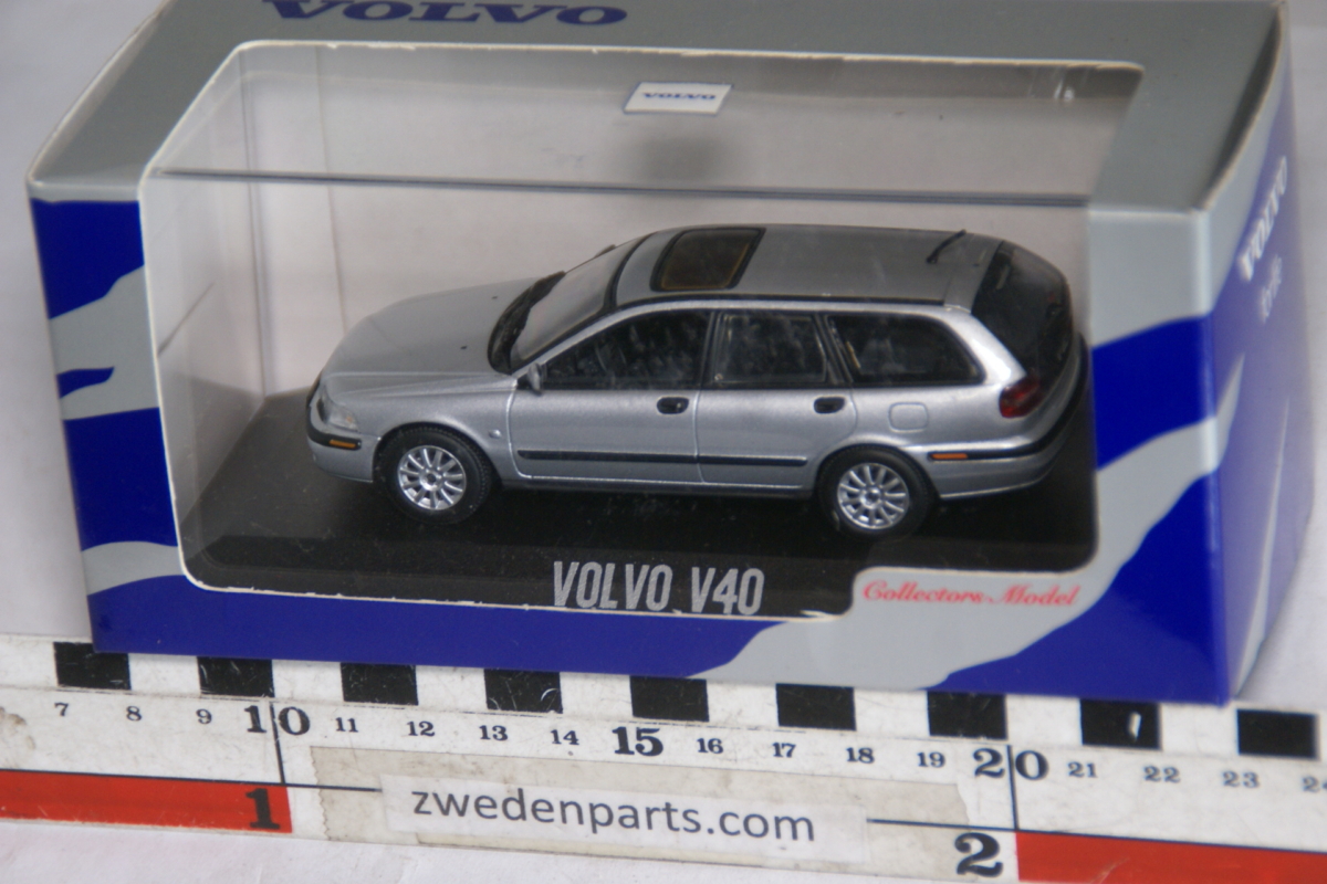 DSC05156 miniatuur Volvo V40 zilvergrijs 1 op 43, Minichamps MB