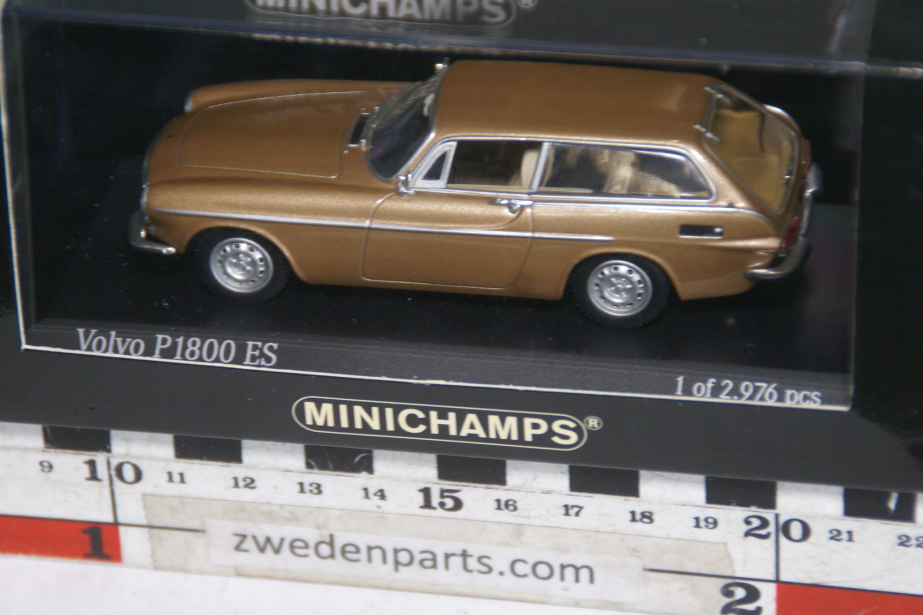 DSC05158 miniatuur Volvo 1800ES goud 1 op 43, 1 van 2.976 Minichamps nr 430171612 MB