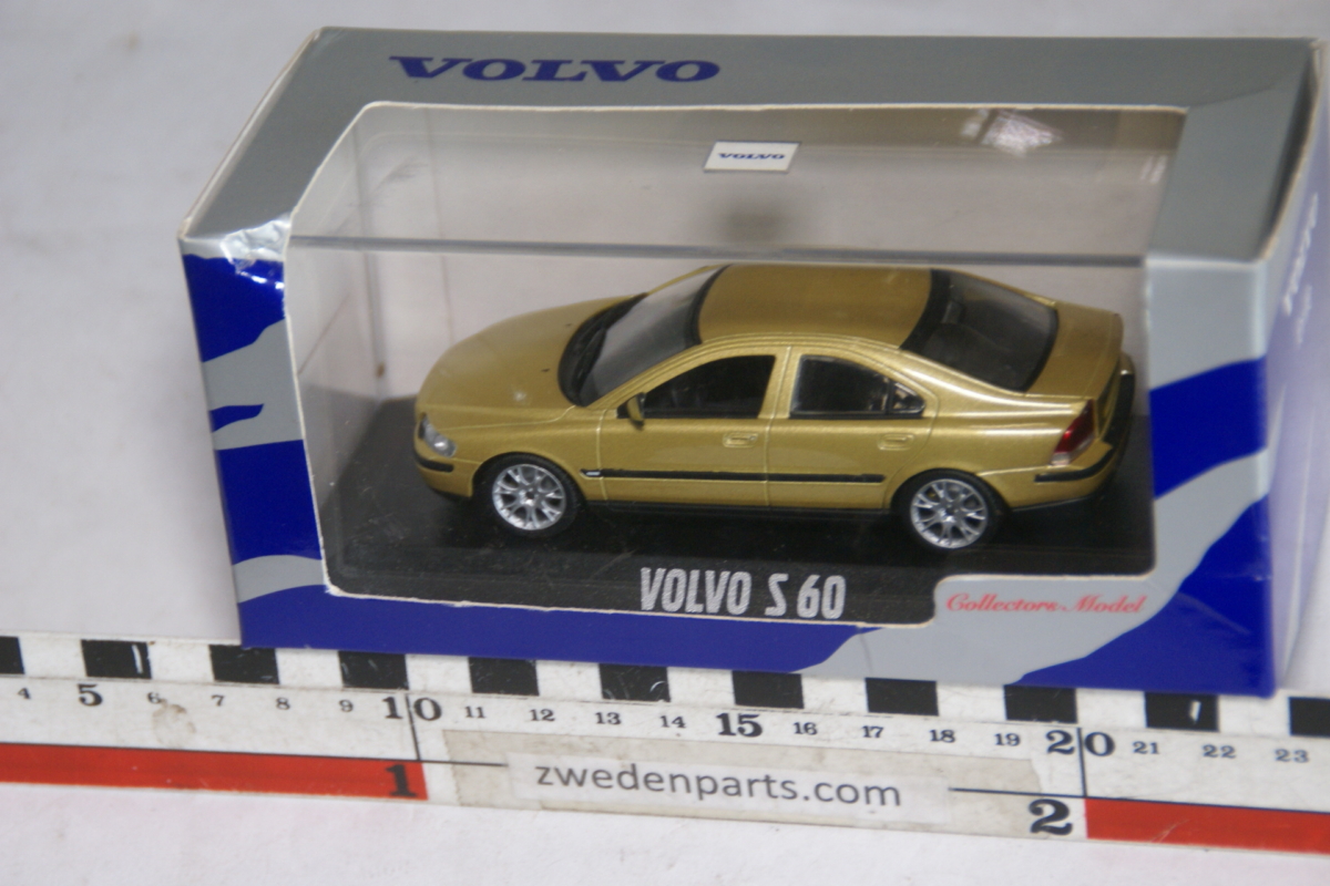 DSC05159 miniatuur Volvo S60 goudkleurig 1 op 43, Minichamps MB