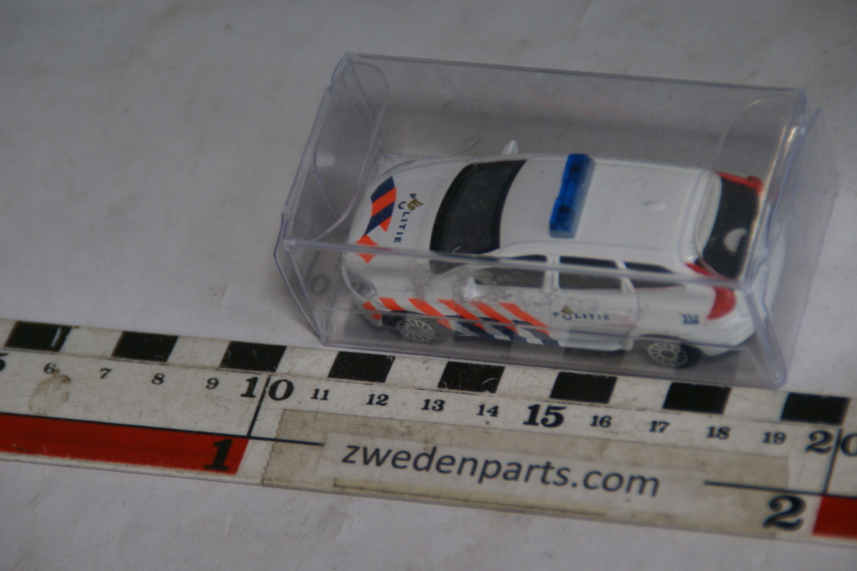 DSC05186 miniatuur Volvo XC60 politie ca 1 op 55 Mint in display