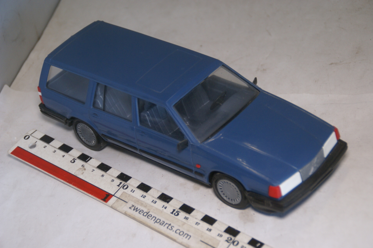 DSC05264 miniatuur Volvo 765GLE 760GLE blaue Stahlberg, made in Finland ca 1op20 MB
