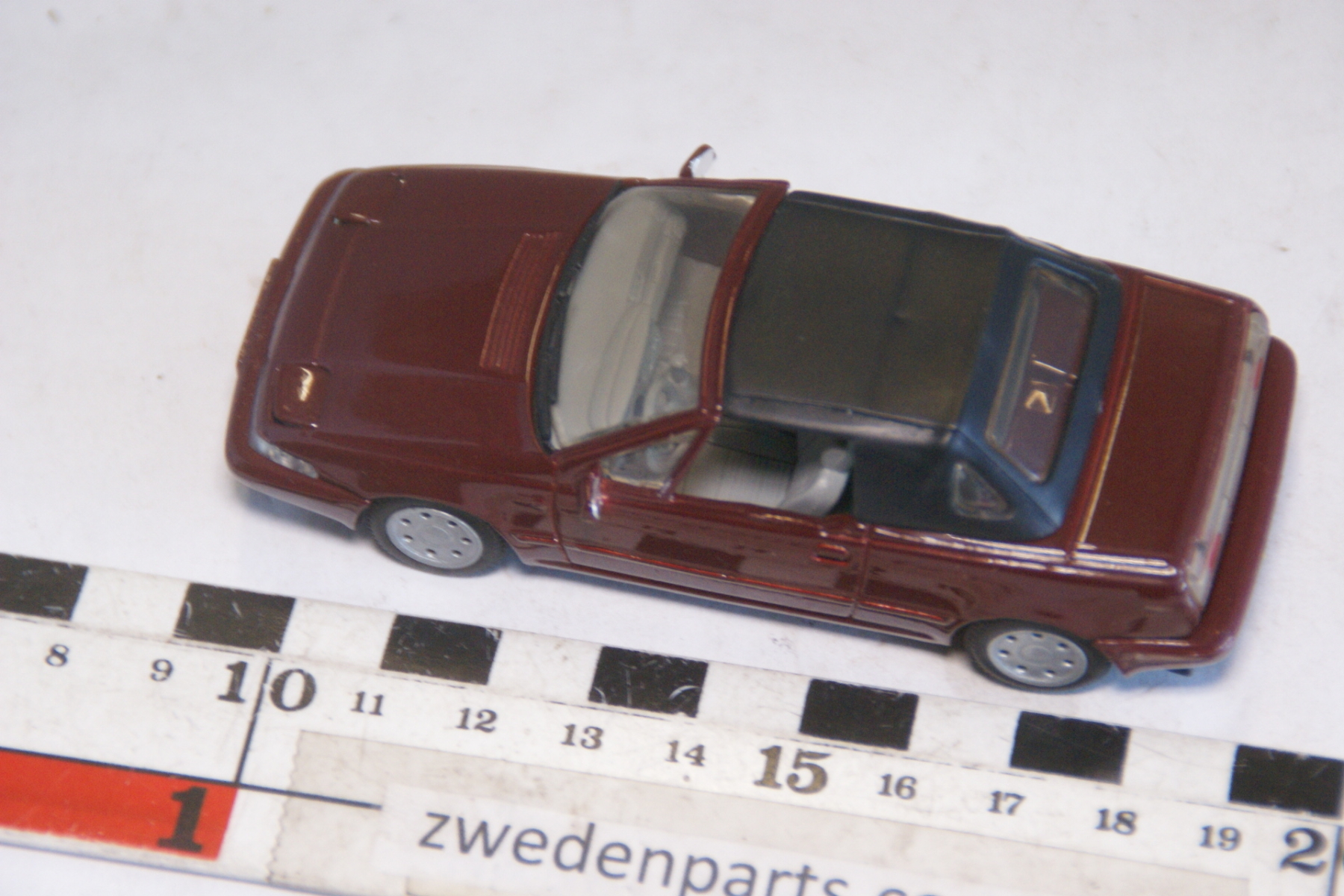 DSC05273 miniatuur Volvo 480ES convertible rood AHC 1op43 limited edition nr D-134 MB