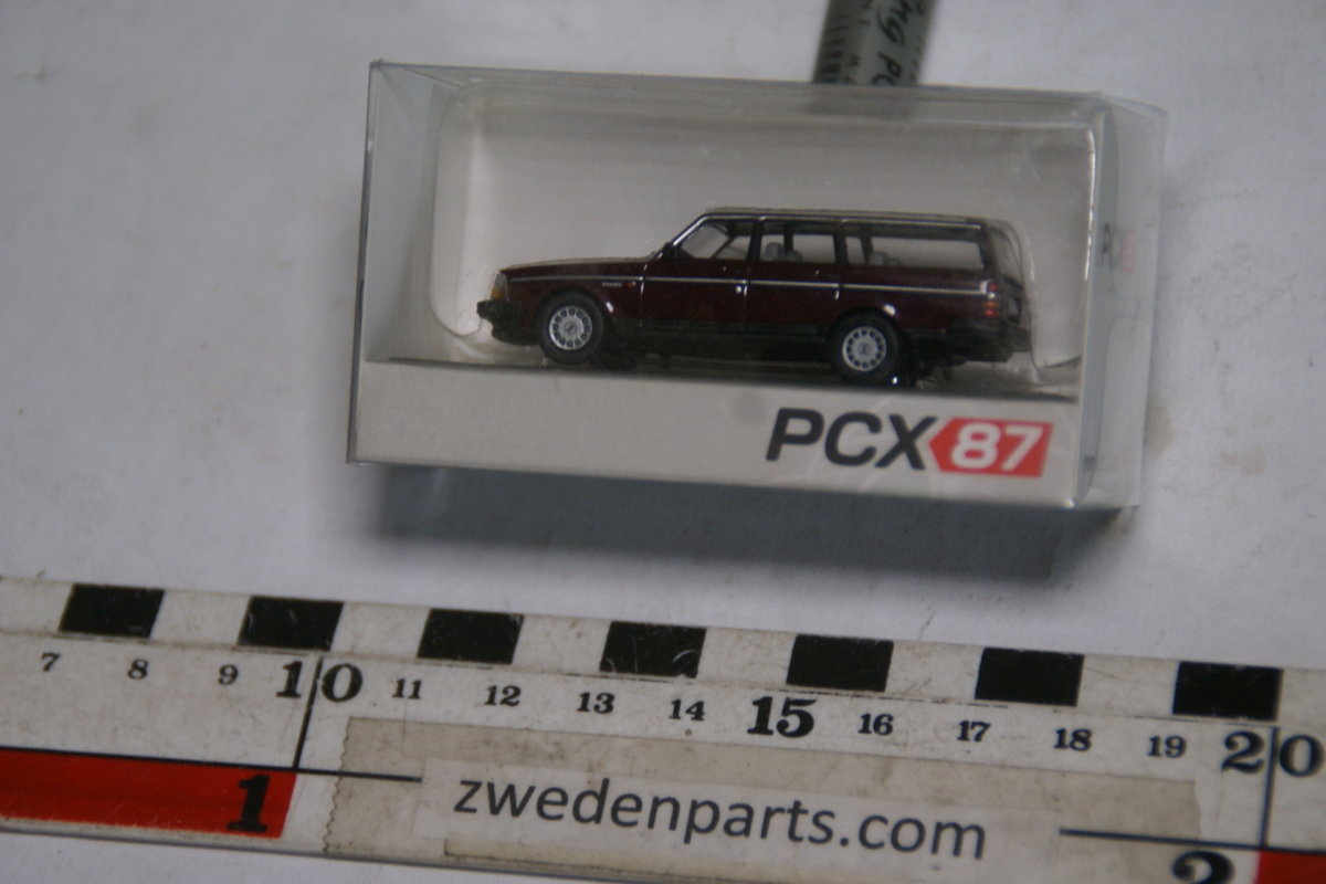 DSC04832 miniatuur Volvo 245 rood PCX artnr 870398 1op87 MB 15