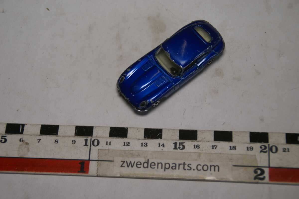 DSC04842 miniatuur Jaguar E-type 4.2 blauw Yatming artnr 1010 ca. 1op66 15