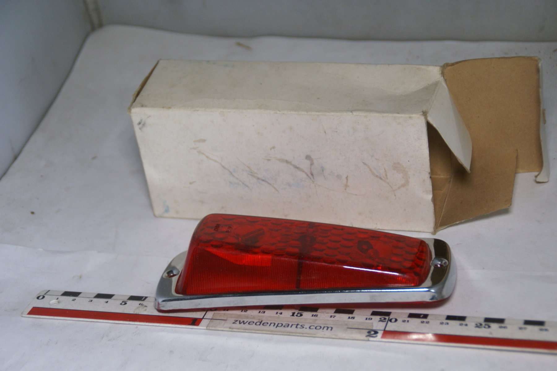 DSC05456 achterlichtglas rood met chroomlijst origineel Volvo 210, artnr. 673086 NOS 40