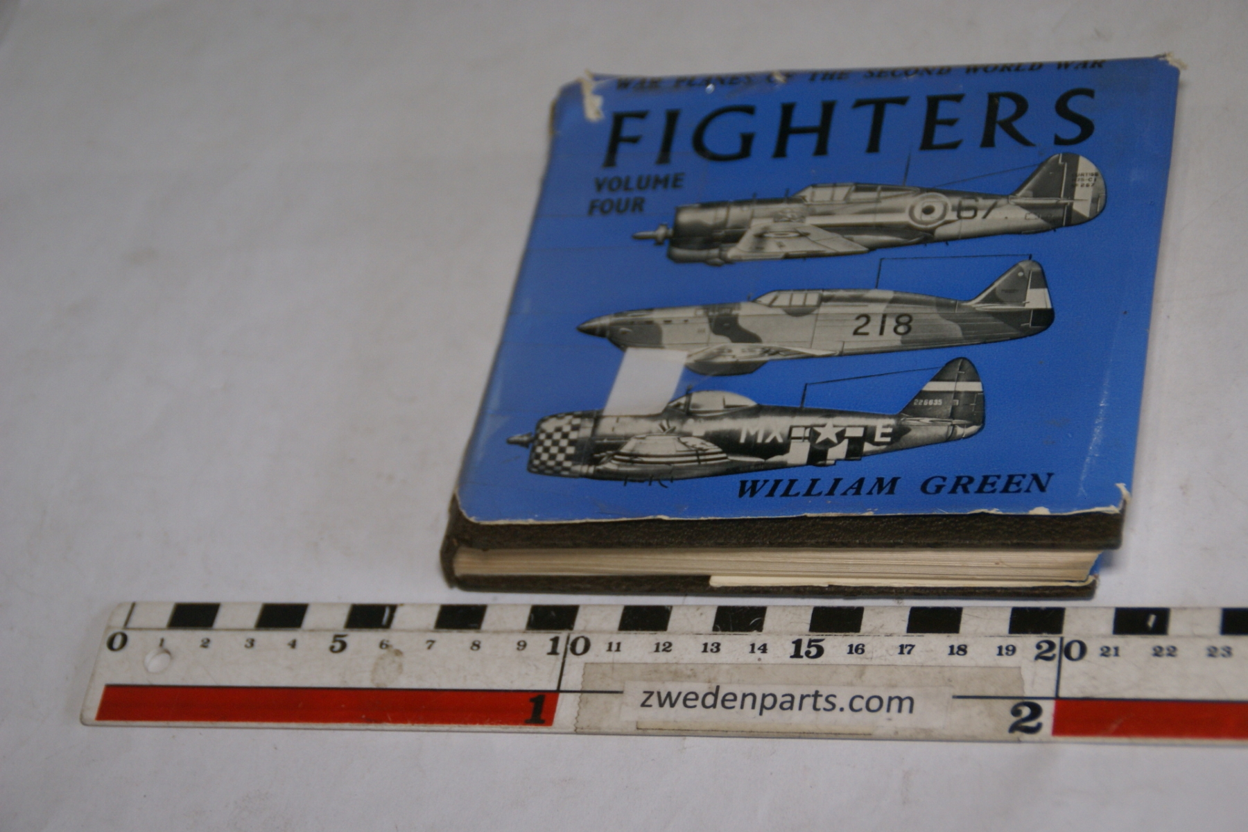 DSC04718 1961 boek WW II Fighters IV, aircrafts, English
