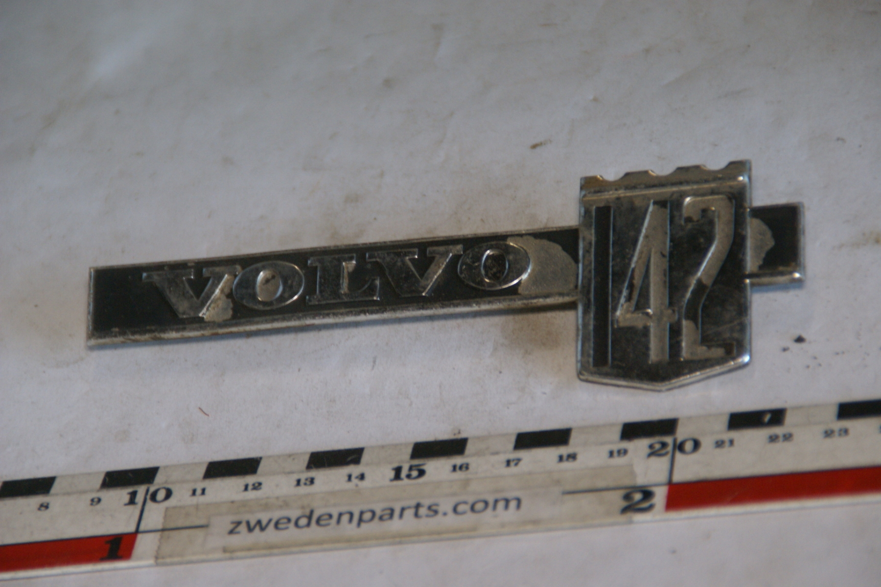 DSC05736 embleem spatbord vroeg origineel Volvo 142