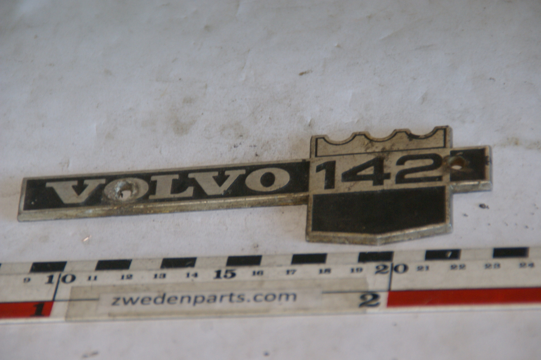 DSC05738 embleem spatbord midden origineel Volvo 142