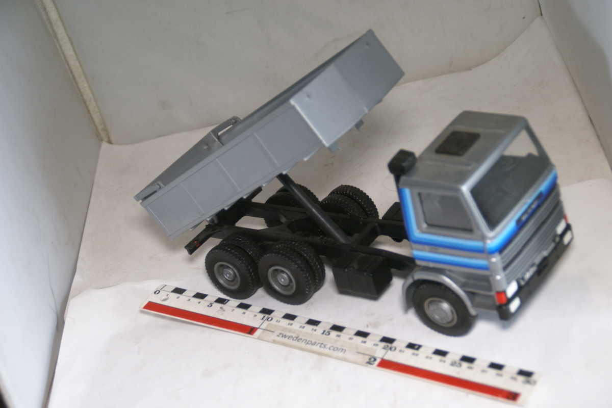 DSC05930 miniatuur Scania vrachtwagen kipper EMEC ca 1op18 artnr. 03870 nieuwstaat