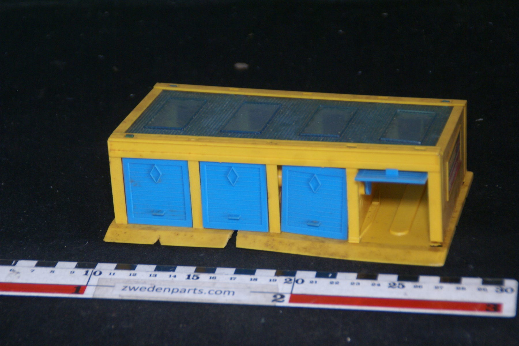DSC05945 miniatuur garage Husky made in GB ca 1o87 artnr 2001
