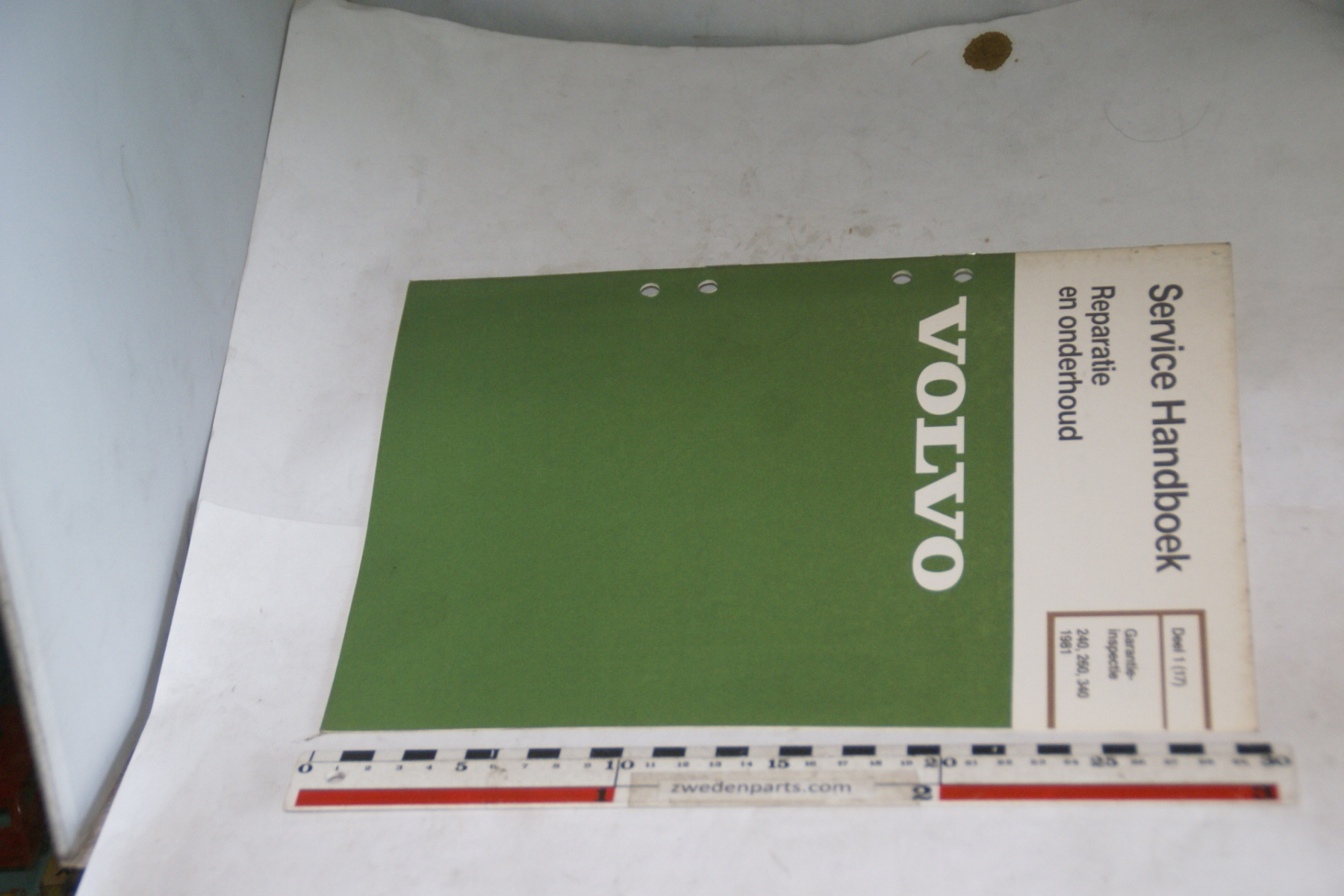 DSC06075 1981 servicehandboek 1 (17) garantie  origineel Volvo 240 260 1 van 800 nr. TP30369
