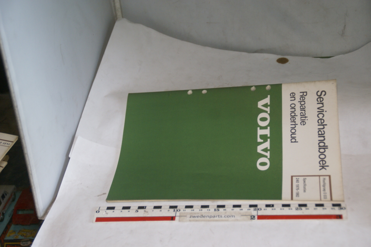DSC06091 1981 servicehandboek 0(03) specs origineel Volvo 240 1 van 600 nr. TP30181