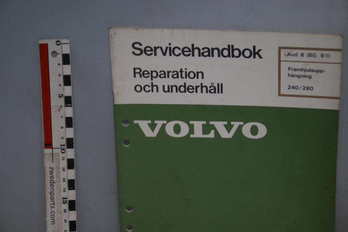 DSC06149  1978 servicehandboek voorwielophanging 6(60,61), origineel Volvo 240, 260,  nr TP12385 svensk