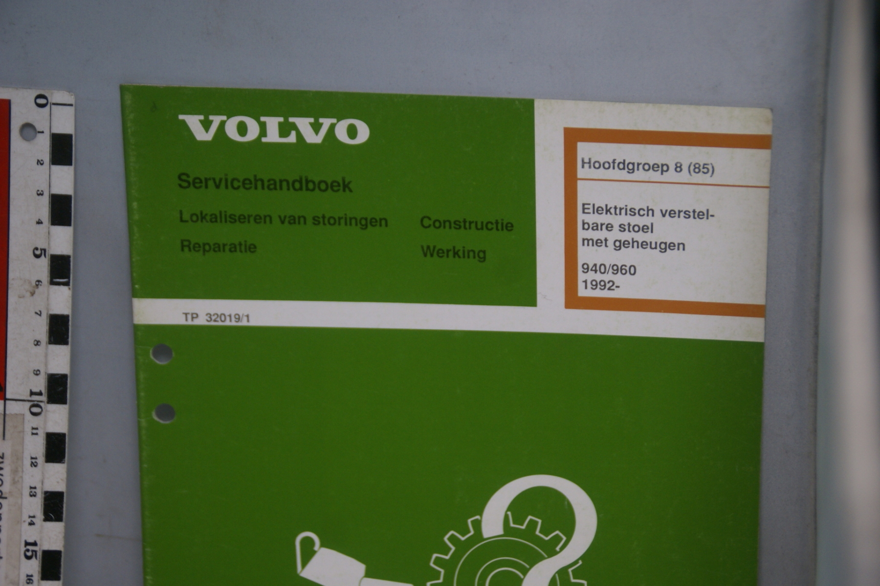 DSC06153 1991 servicehandboek stoel, electrisch 8(85), origineel Volvo 940, 960,  1 van 800 nr TP32019