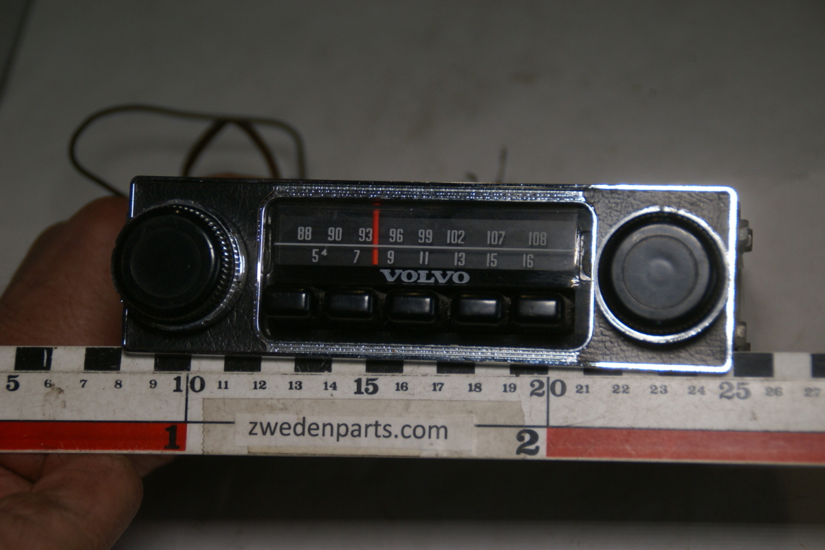DSC06179 60er jaren radio origineel Volvo 12 Volt artnr. 15C42403 B01