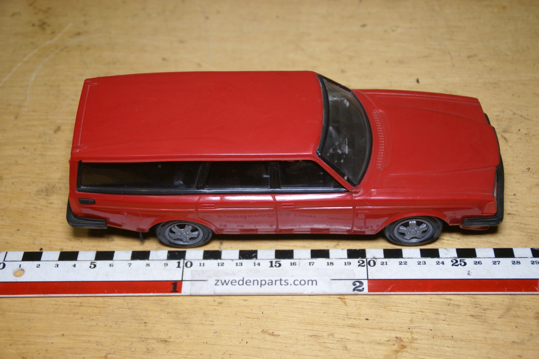 DSC02046 miniatuur Volvo 245 rood Emek made in Finland ca. 1op18