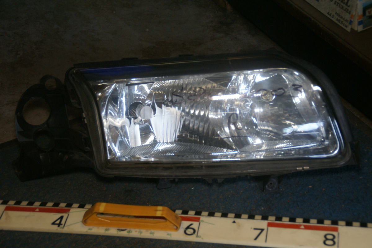 DSC07040 koplamp halogeen rechts origineel Volvo S80 artnr. 8693538 40