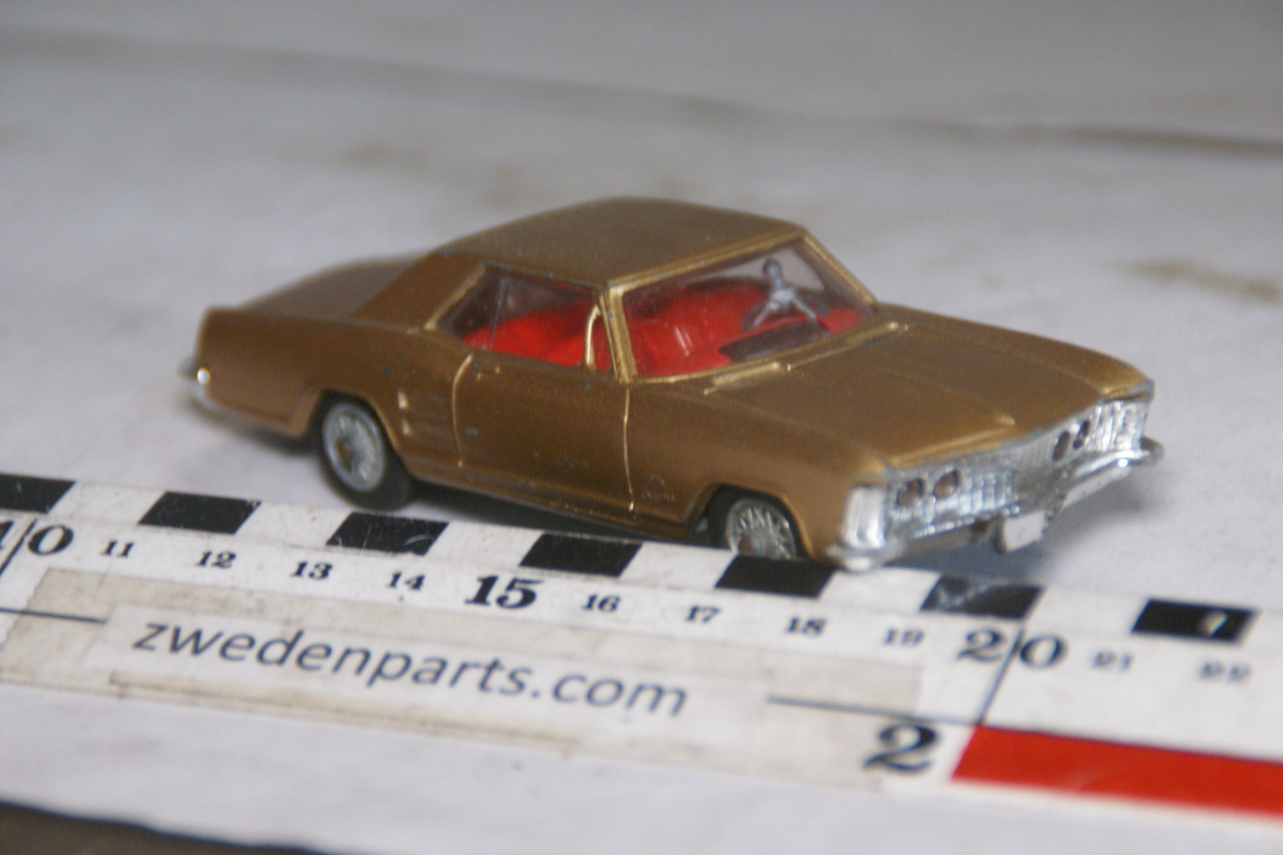 DSC07051 miniatuur Buick Riviera met lichtgeleiding Corgi Toys ca 1op43 nr 2471 35